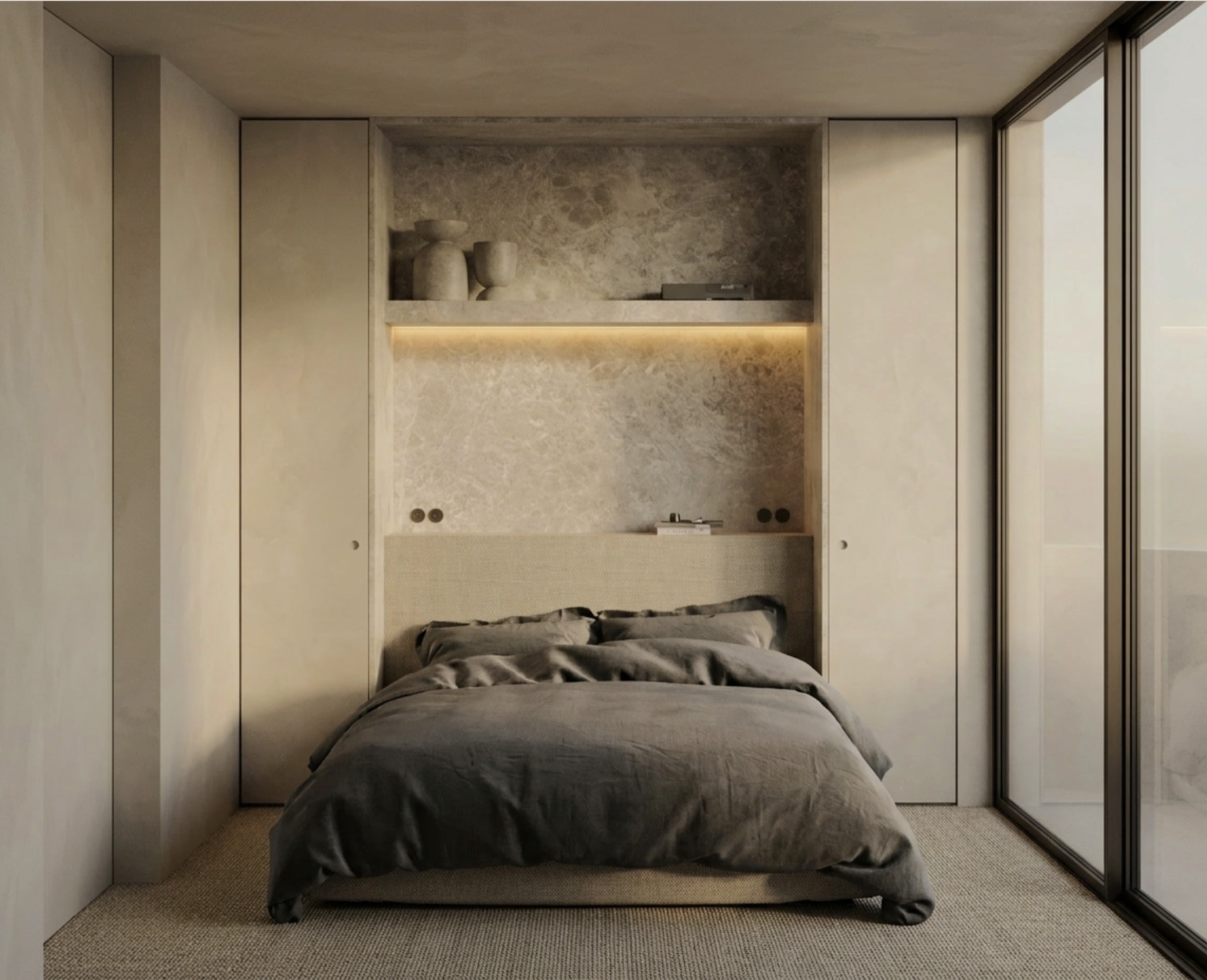 Slaapkamer met bed in een nis van natuursteen met verlichte schappen